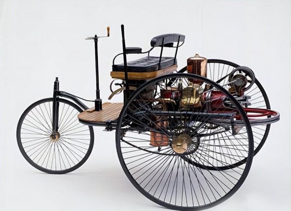 第一辆汽车是福特还是奔驰