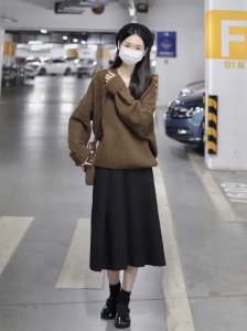 黑色半身裙怎么搭配上衣图片 黑色半身裙的好看搭配推荐