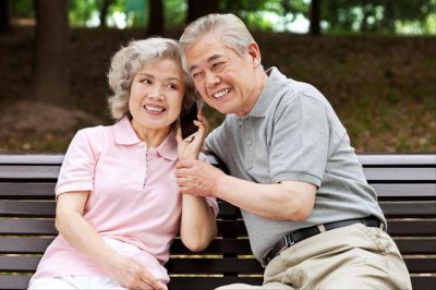 70多岁可以染头发吗 女人60岁后染发会显老吗