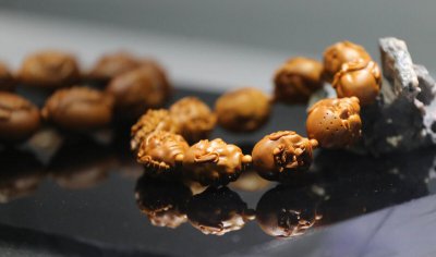 橄榄核雕手串怎么盘玩保养正确 核雕怎么盘玩上色快