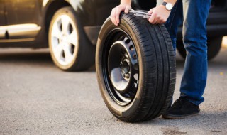 怎么判断汽车轮胎漏气 如何检测汽车轮胎是否漏气