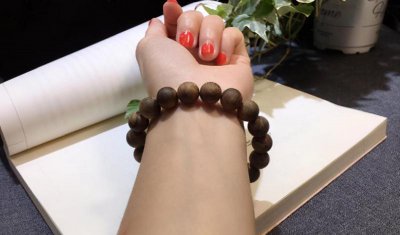 戴沉香手串对身体有什么好处 沉香戴在手上有什么优点
