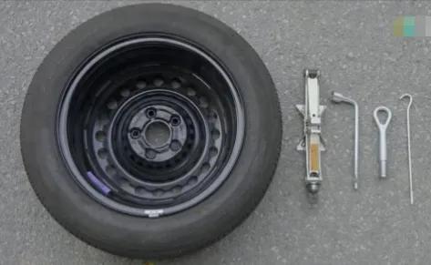 汽车轮胎螺丝往哪个方向是松的