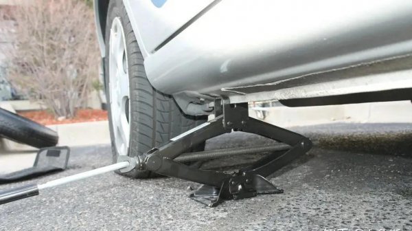 汽车轮胎螺丝往哪个方向是松的