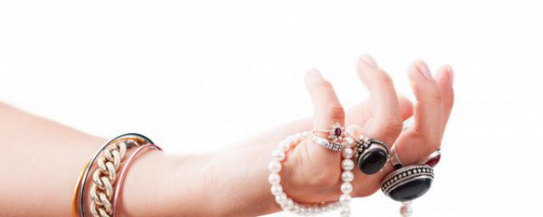 漏财手戴戒指哪个手指