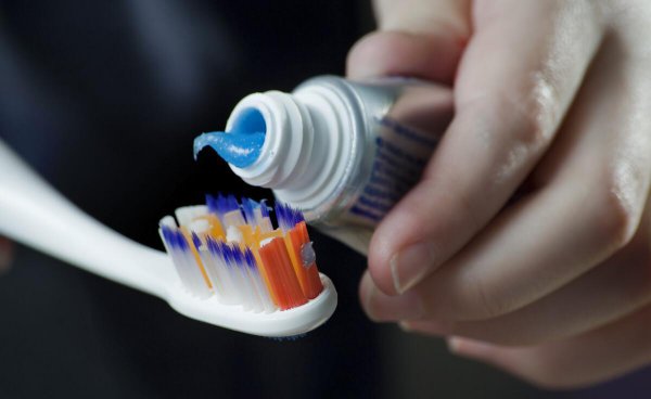 白皮鞋脏了用什么清洁才能洗白