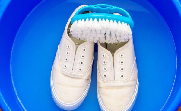 白皮鞋脏了用什么清洁才能洗白