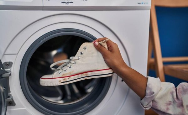 白皮鞋脏了用什么清洁才能洗白