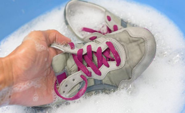 白皮鞋脏了用什么清洁才能洗白