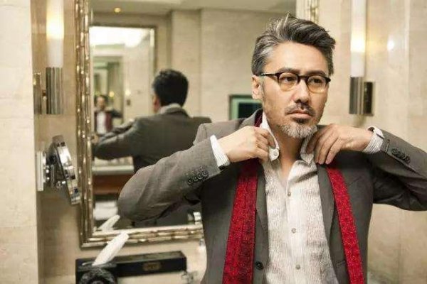 五十岁两鬓很多白头发是染还是不染