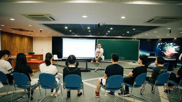 女孩子学传媒选什么专业好