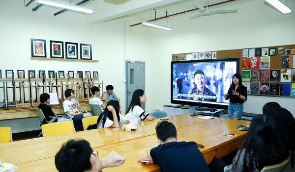 女孩子学传媒选什么专业好