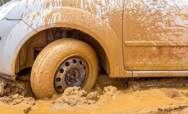 车陷在泥坑里出不来怎么办
