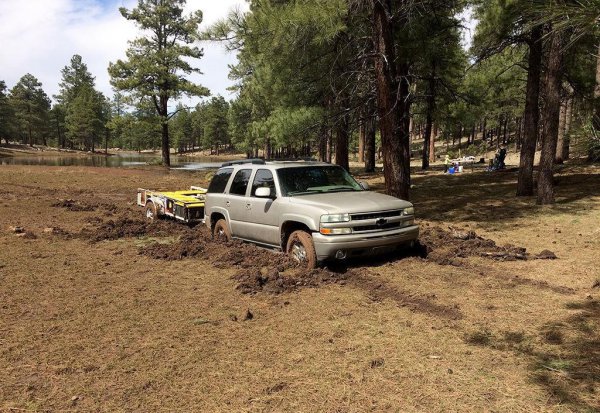 车陷在泥坑里出不来怎么办