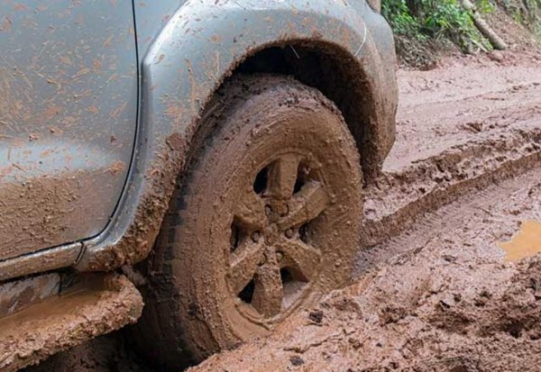 车陷在泥坑里出不来怎么办