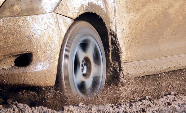 车陷在泥坑里出不来怎么办