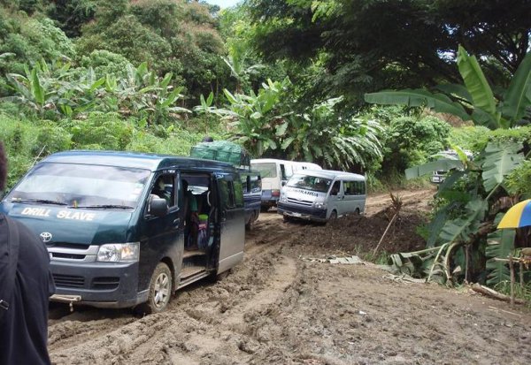 车陷在泥坑里出不来怎么办