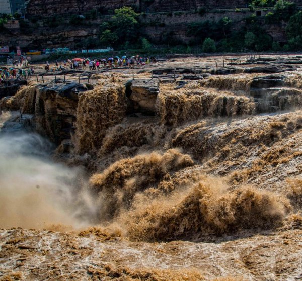黄河壶口瀑布位于陕西和哪个省之间