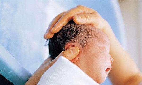 耳朵上有个小眼有福气