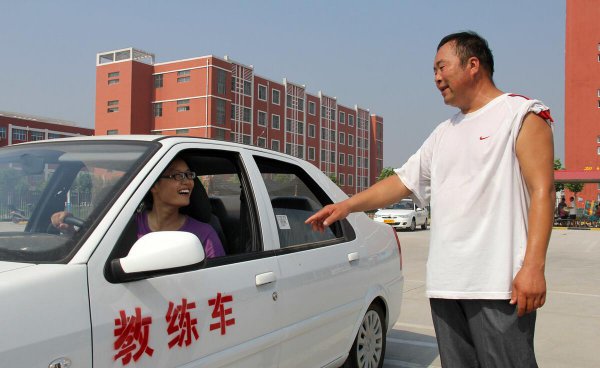 驾校教练多少钱一个月