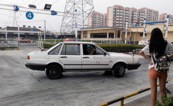 驾校教练多少钱一个月