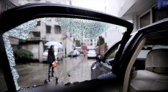 汽车钥匙锁车里有什么办法拿出来