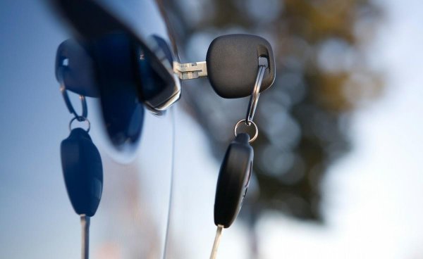 汽车钥匙锁车里有什么办法拿出来