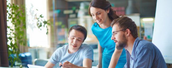 办公桌对面墙挂什么好