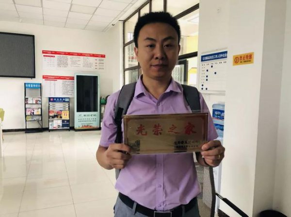 光荣之家门牌去哪里领