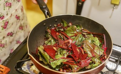 不粘锅涂层烧黑焦了还能用吗 不粘锅高温下会致癌吗