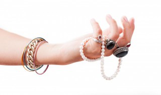 漏财手戴戒指管用吗 漏财手戴戒指哪个手指