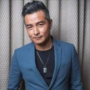 五十岁两鬓很多白头发是染还是不染 头发白了染留什么发型