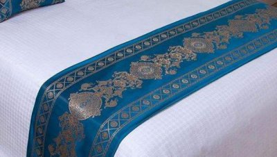 宾馆床上铺的一条布有啥用 酒店床上为什么放四个枕头