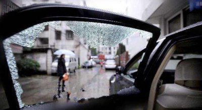 汽车钥匙锁车里有什么办法拿出来 钥匙锁车里最有效一招