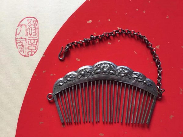 长期用银梳子梳头有害处吗