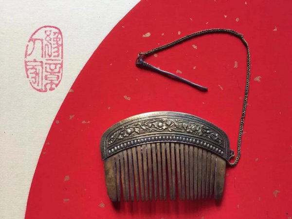 长期用银梳子梳头有害处吗