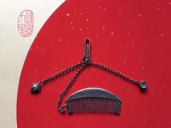 长期用银梳子梳头有害处吗