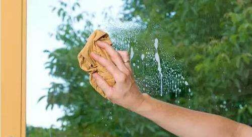 洗玻璃用什么洗最干净