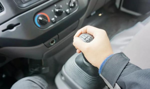 手动挡汽车离合器是干嘛的