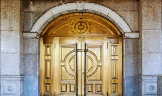 冲门口的墙上挂什么好 正对大门的墙壁应该挂什么