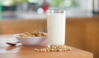 早餐吃苹果和牛奶好吗 早上吃了个苹果在喝纯牛奶可以吗