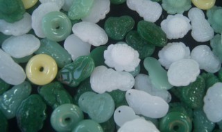 翡翠上戴铜钱寓意什么好 翡翠铜钱吊坠有什么意义