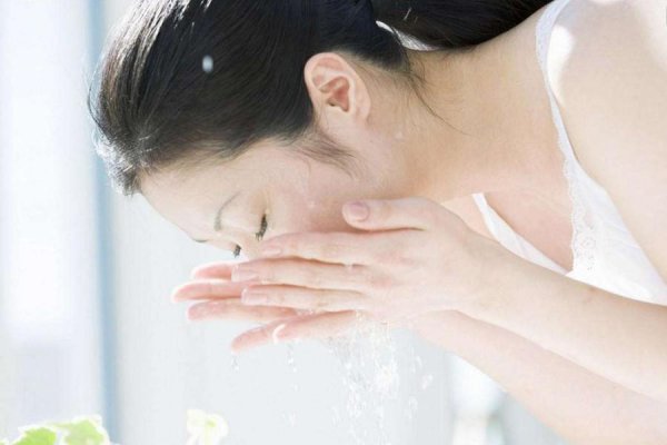 用完卸妆油后还要用洗面奶洗吗