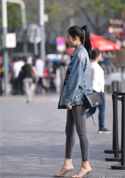 灰色牛仔裤配什么颜色上衣