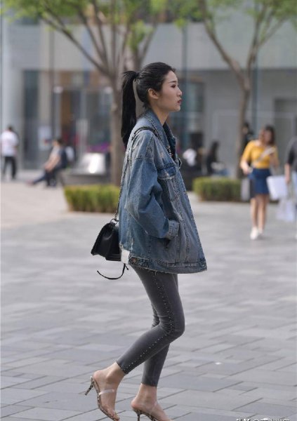 灰色牛仔裤配什么颜色上衣