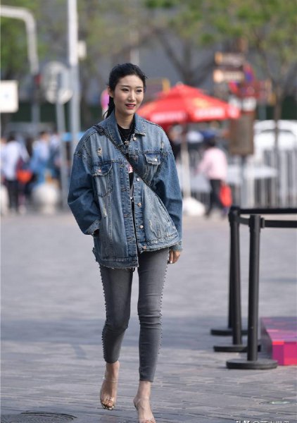 灰色牛仔裤配什么颜色上衣