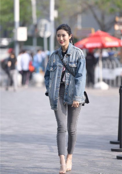 灰色牛仔裤配什么颜色上衣