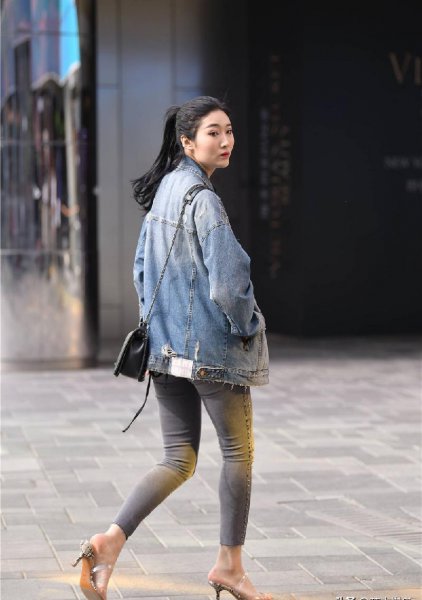 灰色牛仔裤配什么颜色上衣