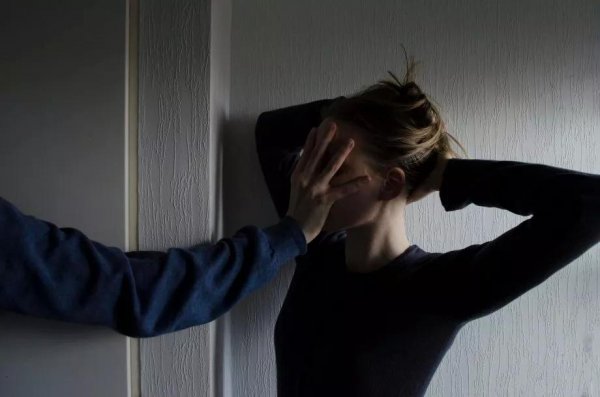 男人低谷期向爱他的女人借钱