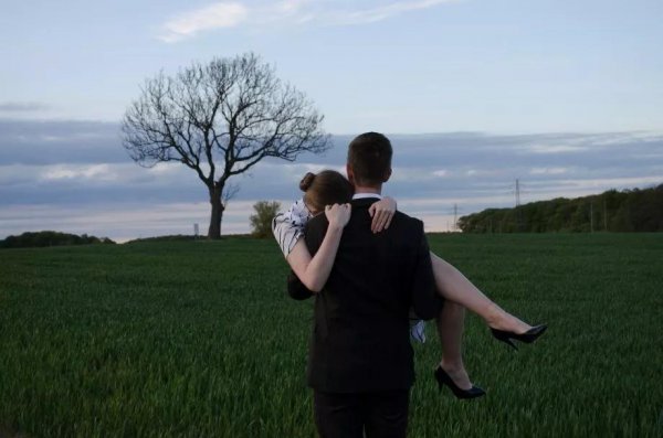 男人低谷期向爱他的女人借钱